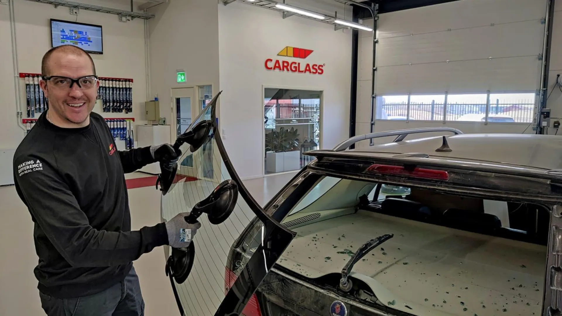 Tekniker som byter bakruta på en bil