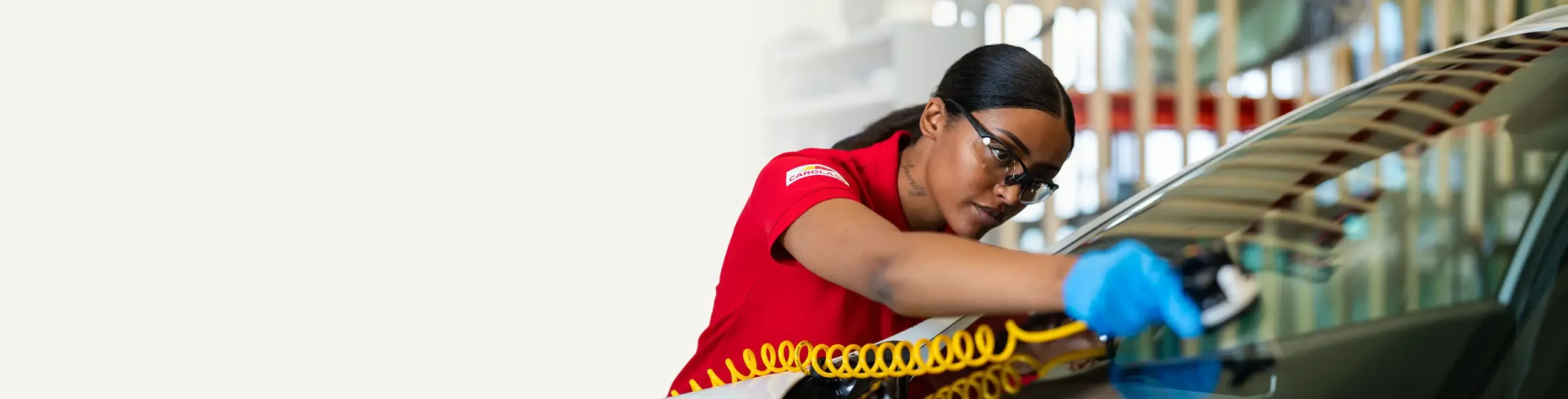 Carglass-personal utanför en verkstad