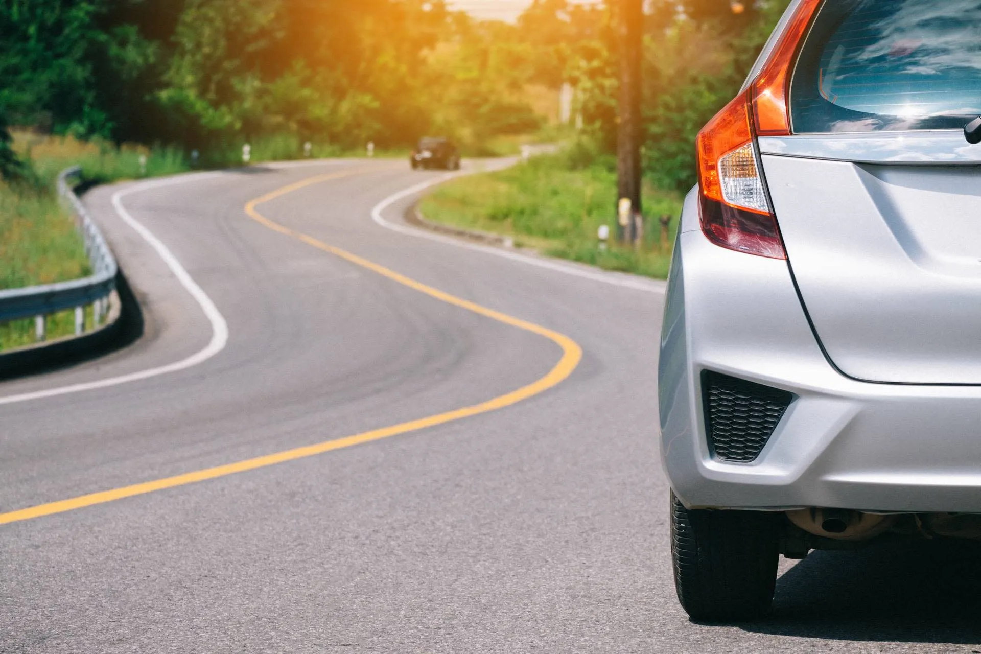 Bil med skadad bakruta