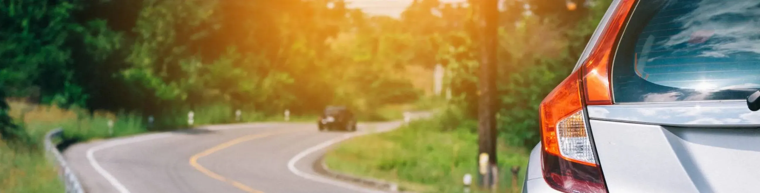 Bil med skadad bakruta