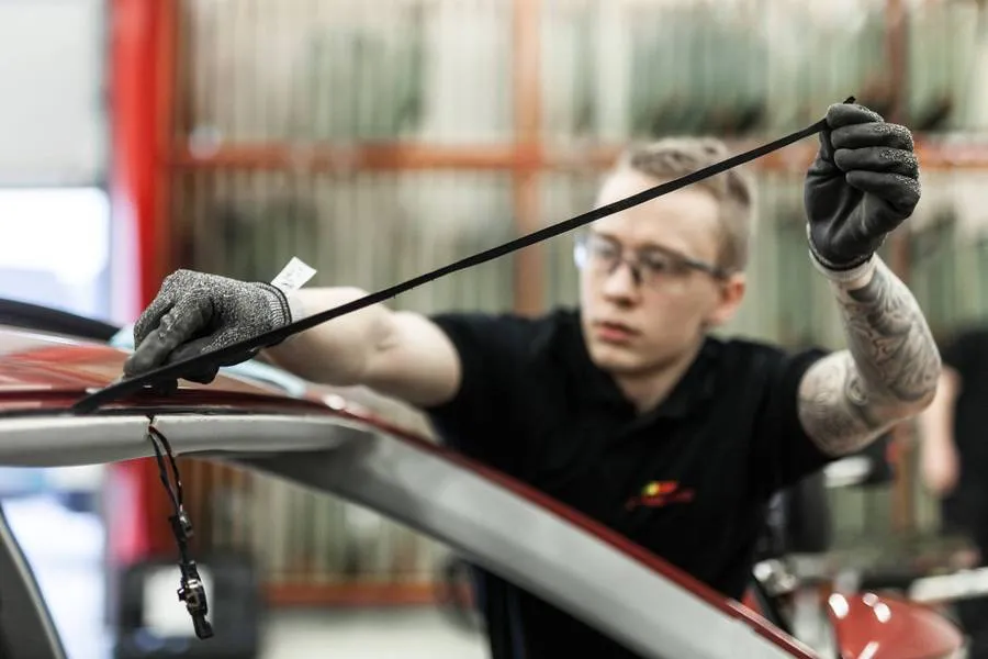 Tekniker som byter vindruta på en bil hos Carglass