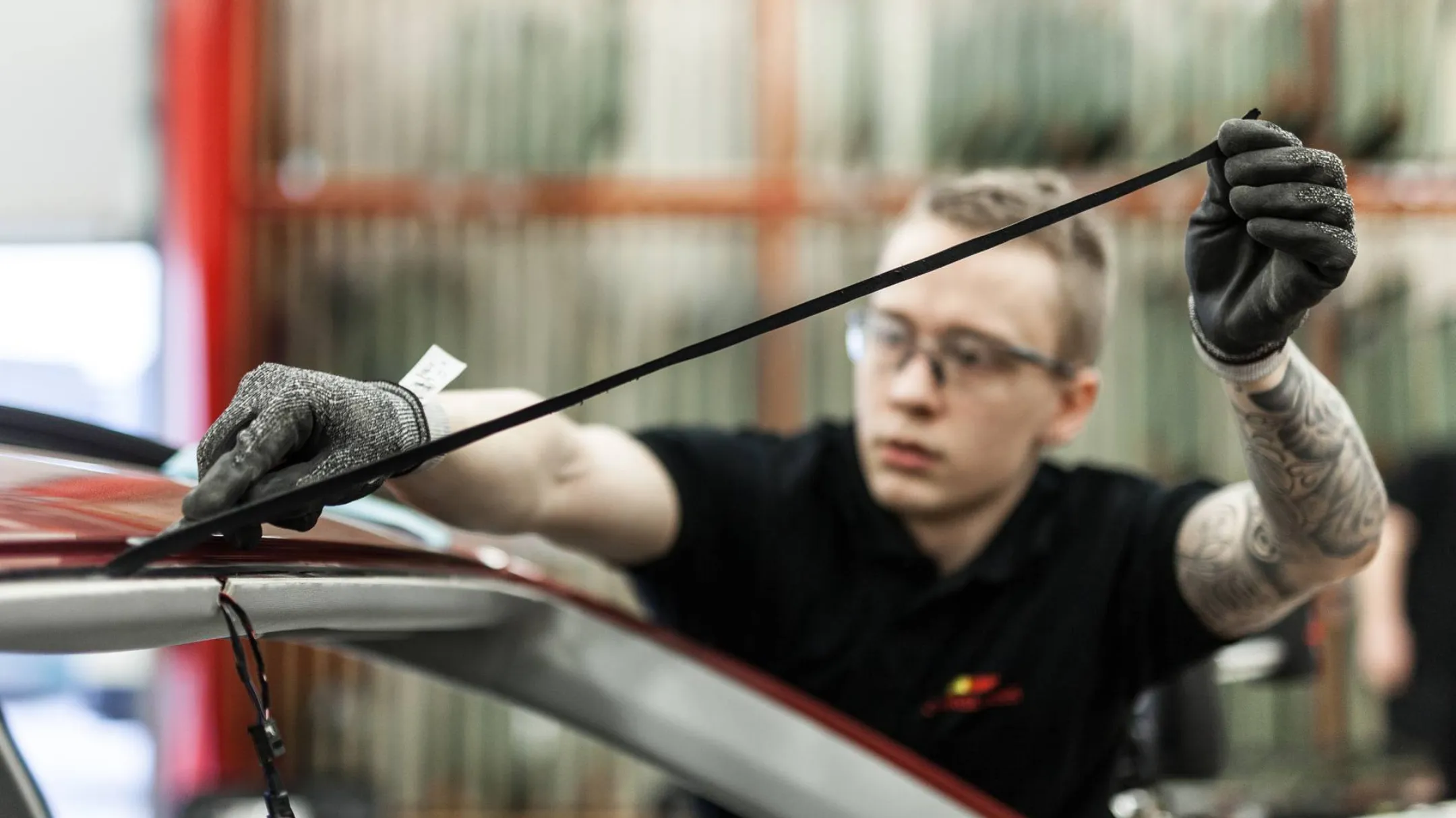 Tekniker som byter vindruta på en bil hos Carglass