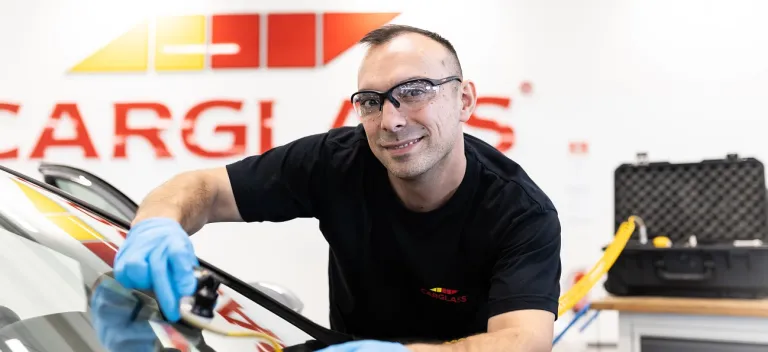 Tekniker som lagar ett stenskott på en vindruta hos Carglass