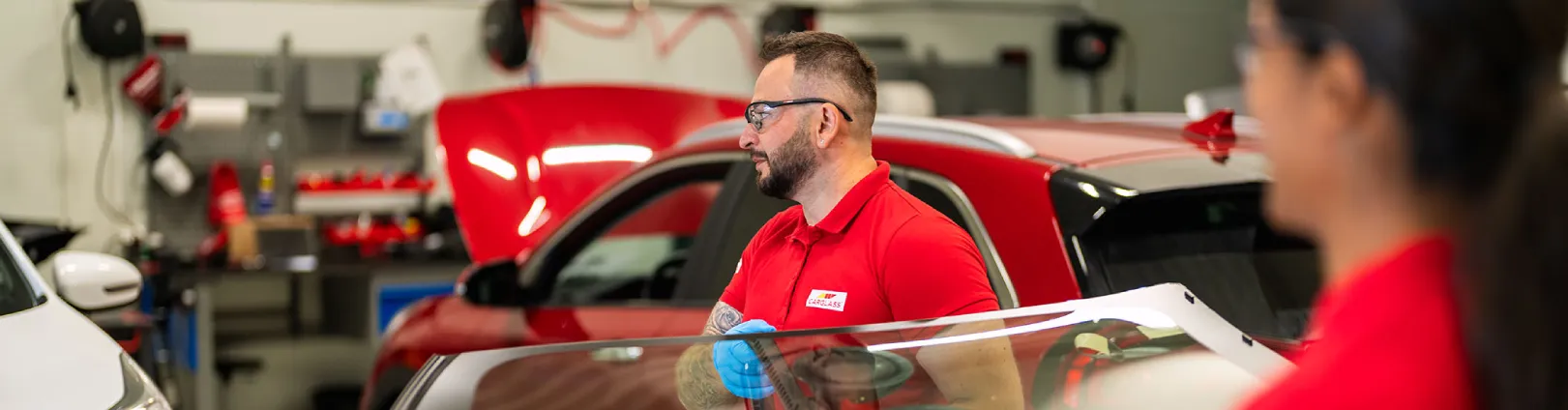 Tekniker arbetar med bilglas i Carglass verkstad