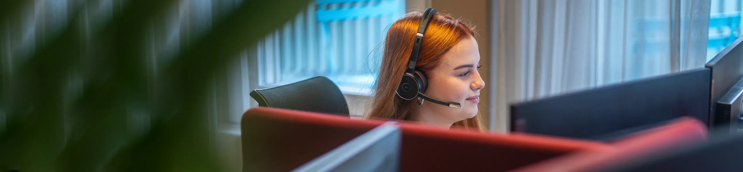 Medarbetare på kontoret med headset