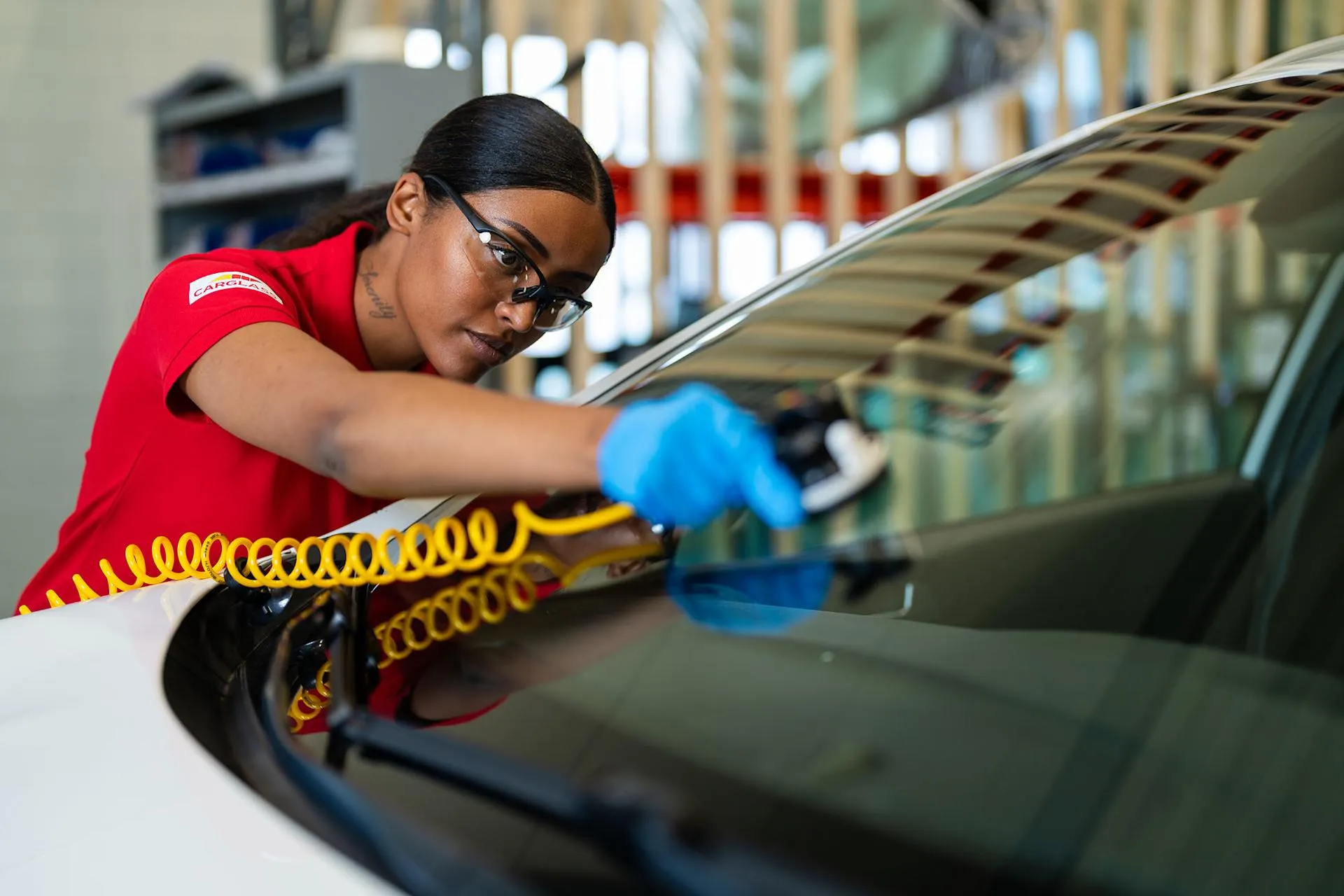 Carglass-tekniker arbetar med bilglas