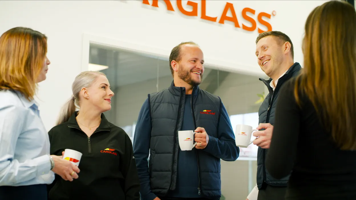 Personal på kontoret fikar