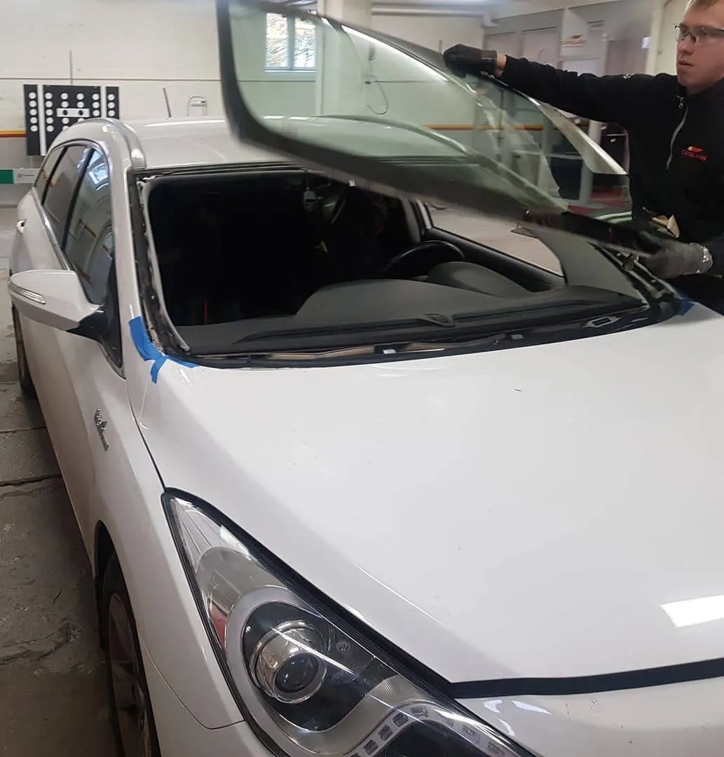 Replace Windscreen Hyundai i40