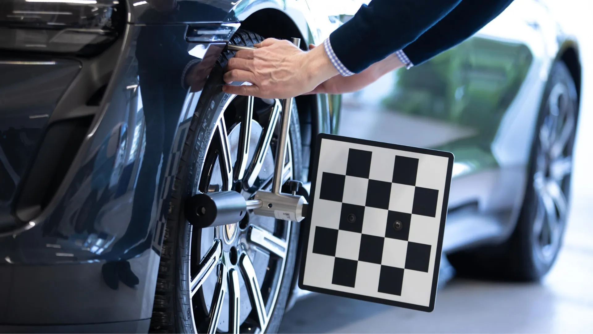 Tekniker som kalibrerar en vindruta